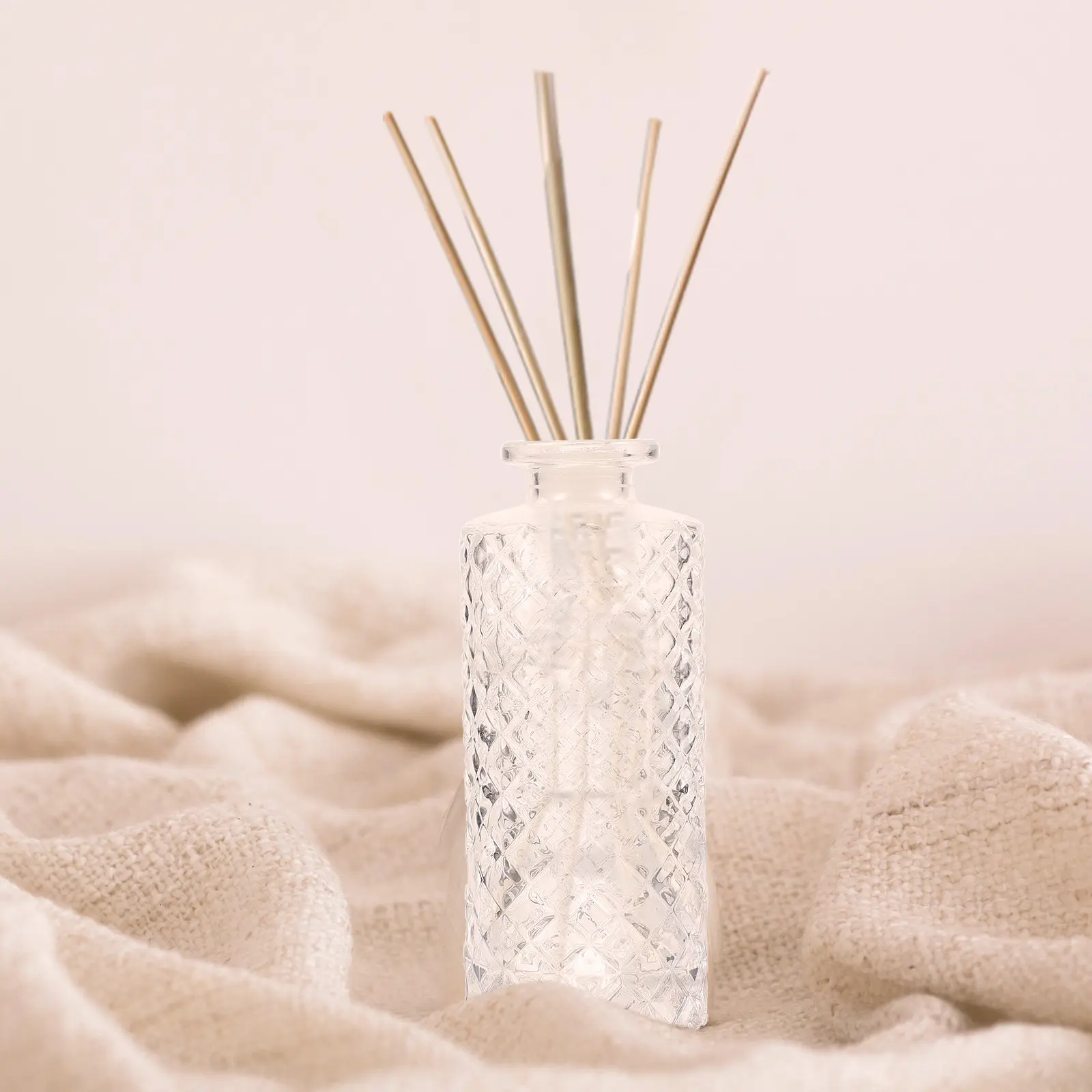 Набор из 3 стеклянных флаконов-диффузоров для ароматерапии, прозрачные, с узким горлышком, безопасные, с закругленными углами, для домашнего хранения ароматов
Набор из 3 стеклянных флаконов-диффузоров для ароматерапии, прозрачные, с узким горлышком, безопасные, с закругленными углами, для домашнего хранения ароматов