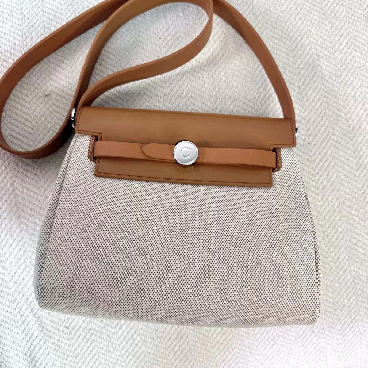 Новая женская сумка 2025 года: модная, универсальная, из холщовой ткани и кожи, с элементами пэчворка, на одно плечо, через плечо, мягкая, средняя, квадратная
Новая женская сумка 2025 года: модная, универсальная, из холщовой ткани и кожи, с элементами пэчворка, на одно плечо, через плечо, мягкая, средняя, квадратная