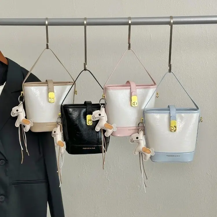 Luxury Designer Minimalist Chic Diaper Bags For Women Elegant Leather Large Capacity Crossbody Shoulder Bag Trendy Commuter
Luxury Designer Minimalist Chic Diaper Bags For Women Elegant Leather Large Capacity Crossbody Shoulder Bag Trendy Commuter