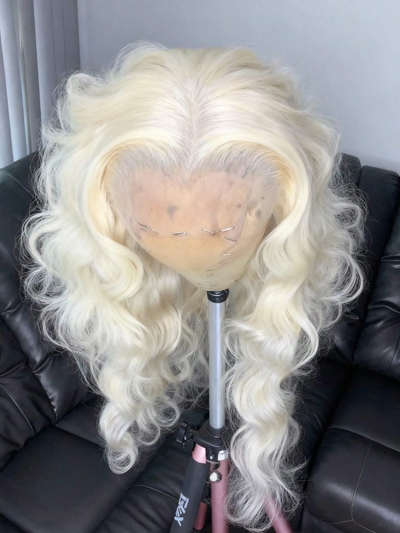 Платиновый блонд парик с кружевной передней частью, волнистый, с естественной линией роста волос, синтетический, для повседневной носки, белый, 13x4 HD, без клея, из термостойкого волокна
Платиновый блонд парик с кружевной передней частью, волнистый, с естественной линией роста волос, синтетический, для повседневной носки, белый, 13x4 HD, без клея, из термостойкого волокна