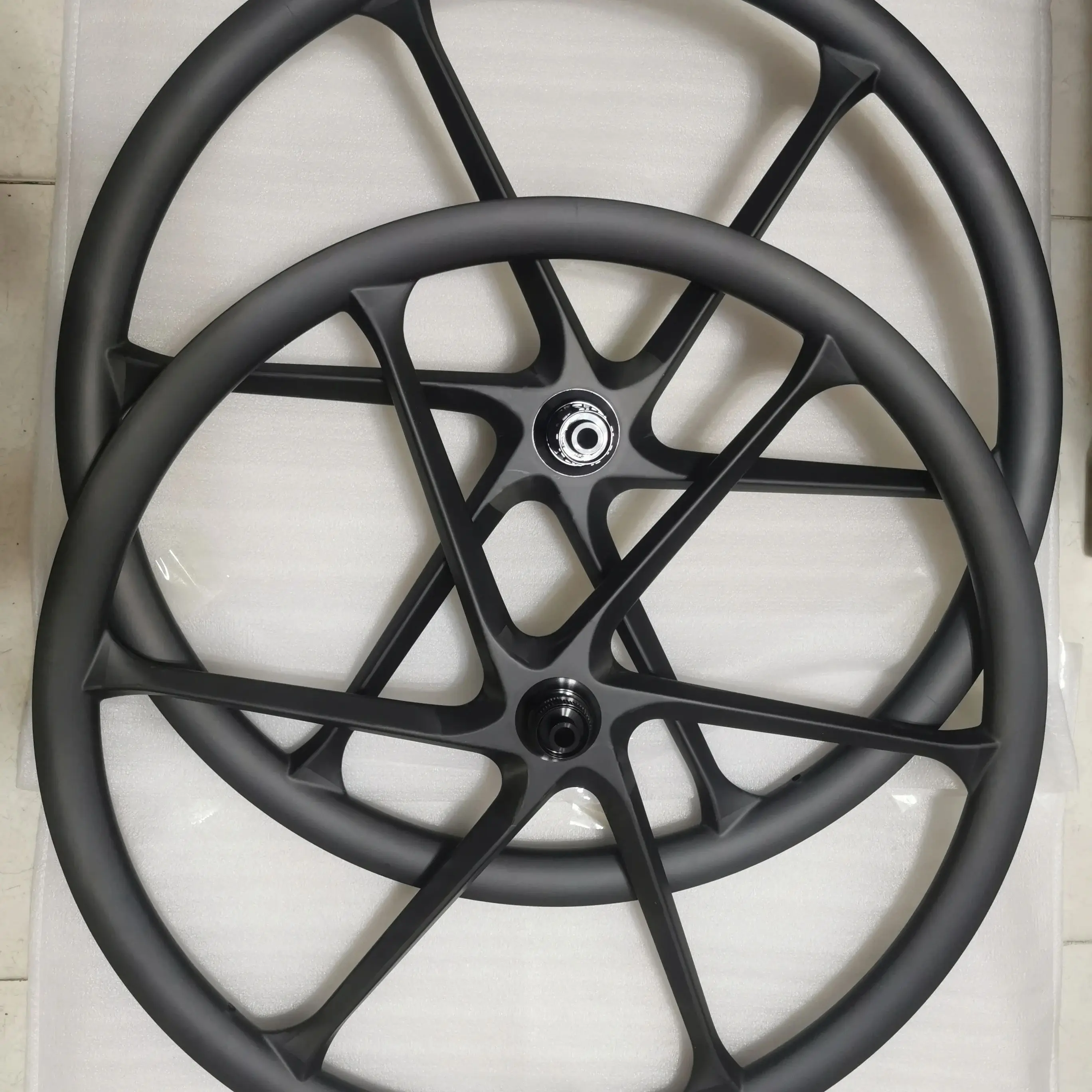 700c Gravel Carbon 6 Spoke Carbon Wheels Road 6 Spokes Bike Six Spokes Light Clincher Tubeless HG XDR 12s Speed Disc
700c Gravel Carbon 6 Spoke Carbon Wheels Road 6 Spokes Bike Six Spokes Light Clincher Tubeless HG XDR 12s Speed Disc