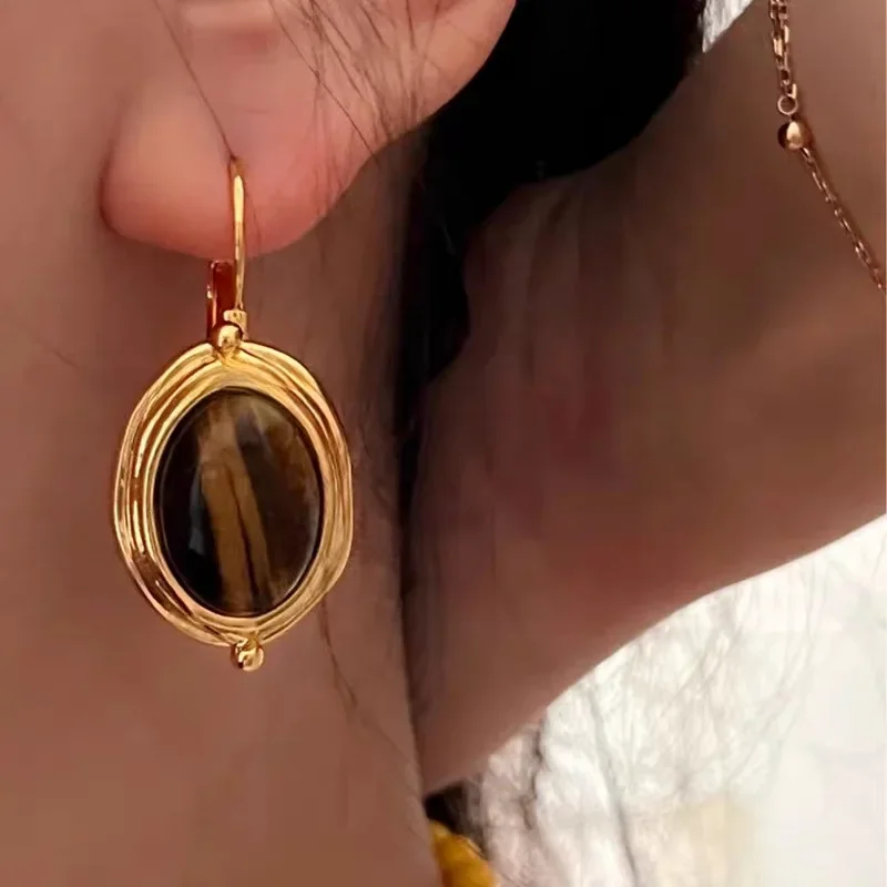 Vintage circle personality unique ear buckle light luxury niche design simple high-grade sense of temperament earring
Vintage circle personality unique ear buckle light luxury niche design simple high-grade sense of temperament earring