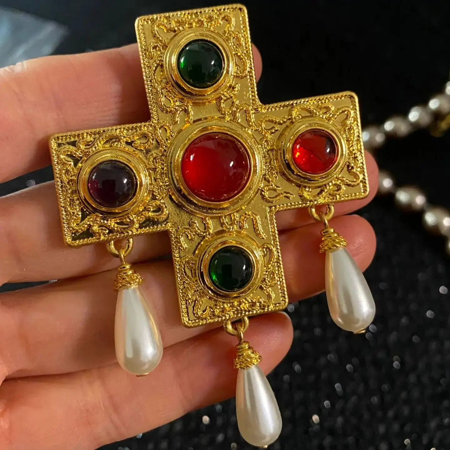 Autumn 2023 Women Europe and the United States Vintage Glass Pearl Gold-plated Cross Brooch Necklace Pendant
Autumn 2023 Women Europe and the United States Vintage Glass Pearl Gold-plated Cross Brooch Necklace Pendant