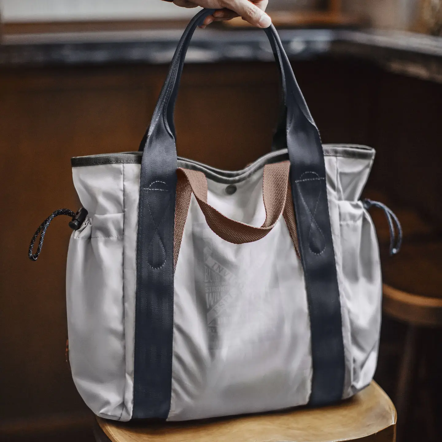 Maden American Sle Single oulder Commuter Cuter Bag Large Capaci Waterproof Handbag for Men Tote Bag Workwear
Maden American Sle Single oulder Commuter Cuter Bag Large Capaci Waterproof Handbag for Men Tote Bag Workwear