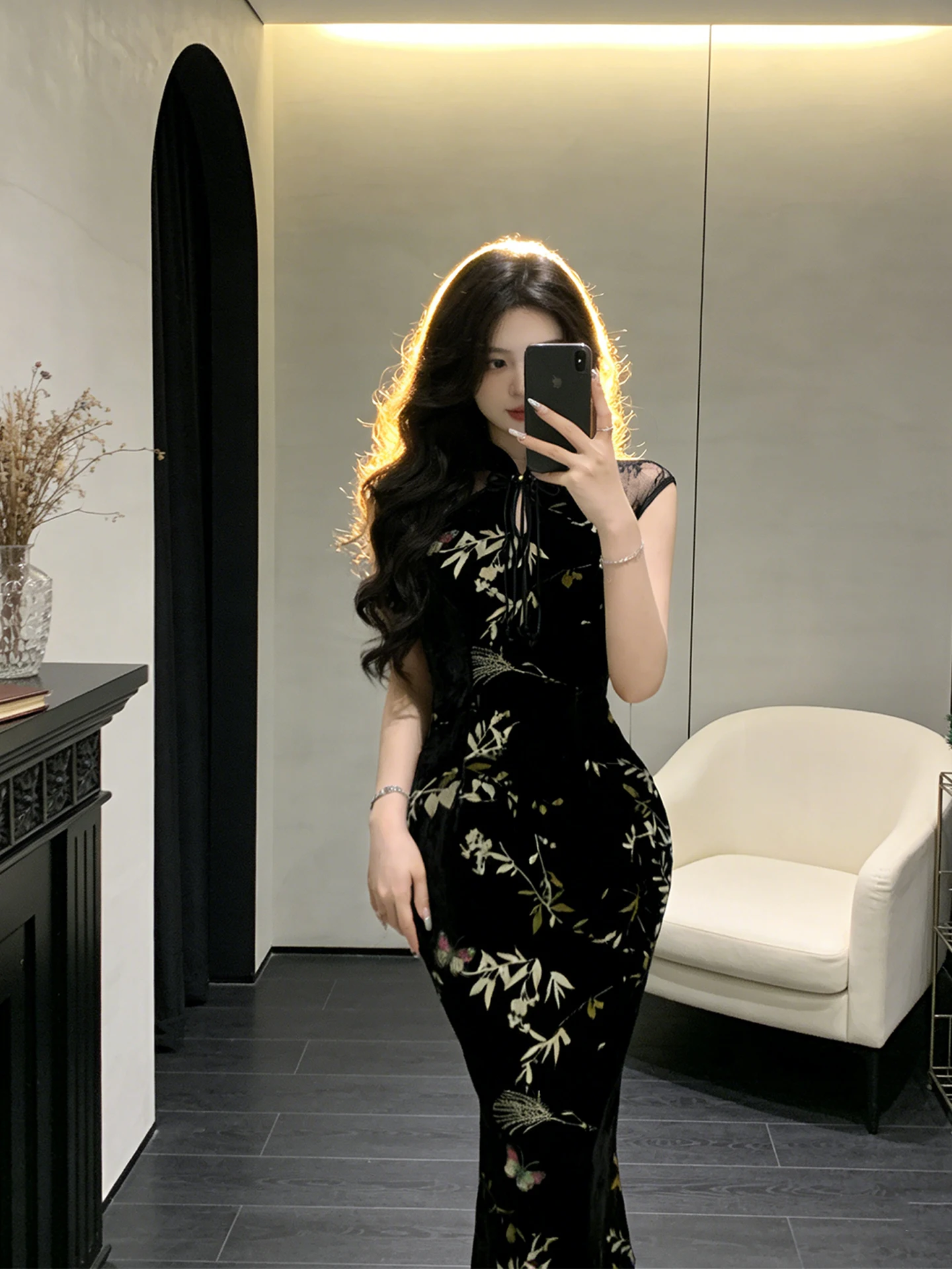 Новая версия китайского платья-ципао из бархата с круглым вырезом для женщин, летняя коллекция Ele Aosphere
Новая версия китайского платья-ципао из бархата с круглым вырезом для женщин, летняя коллекция Ele Aosphere