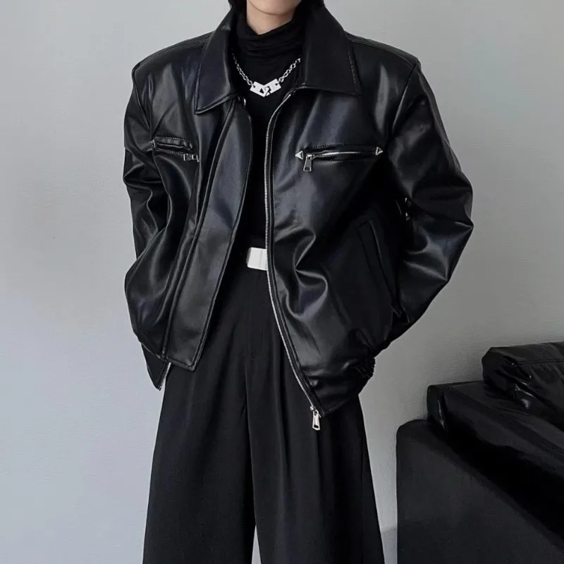Мужские пальто из искусственной кожи, весна-осень 2021, модная свободная кожаная куртка, топы с локомотивом, черные уличные мужские пальто на молнии с лацканами
Мужские пальто из искусственной кожи, весна-осень 2021, модная свободная кожаная куртка, топы с локомотивом, черные уличные мужские пальто на молнии с лацканами
