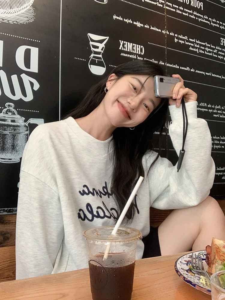 Модный женский свитшот с круглым вырезом и капюшоном, новинка 2026 года, весенний трендовый комфортный свободный топ с длинными рукавами
Модный женский свитшот с круглым вырезом и капюшоном, новинка 2026 года, весенний трендовый комфортный свободный топ с длинными рукавами