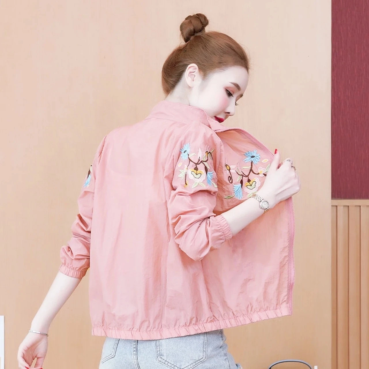 Женская летняя тонкая куртка, новые женские пальто с вышивкой, женская одежда с длинным рукавом и воротником-стойкой, солнцезащитная одежда B
Женская летняя тонкая куртка, новые женские пальто с вышивкой, женская одежда с длинным рукавом и воротником-стойкой, солнцезащитная одежда B