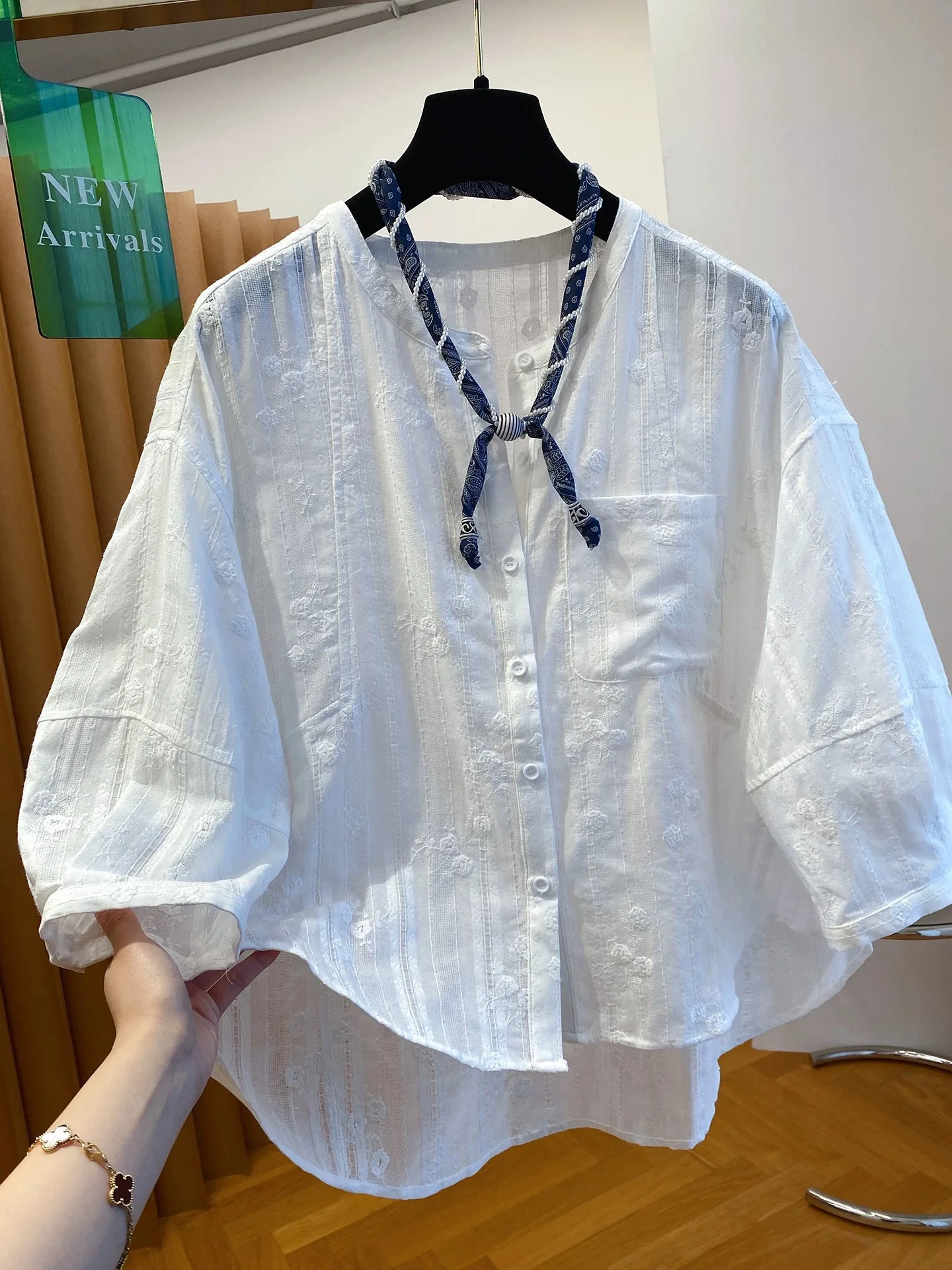White Embroidered Pure Cotton Loose Shirt Women's 3/4 Sleeve round Neck Single Pocket Large Size Casual Top Summer New Style
White Embroidered Pure Cotton Loose Shirt Women's 3/4 Sleeve round Neck Single Pocket Large Size Casual Top Summer New Style