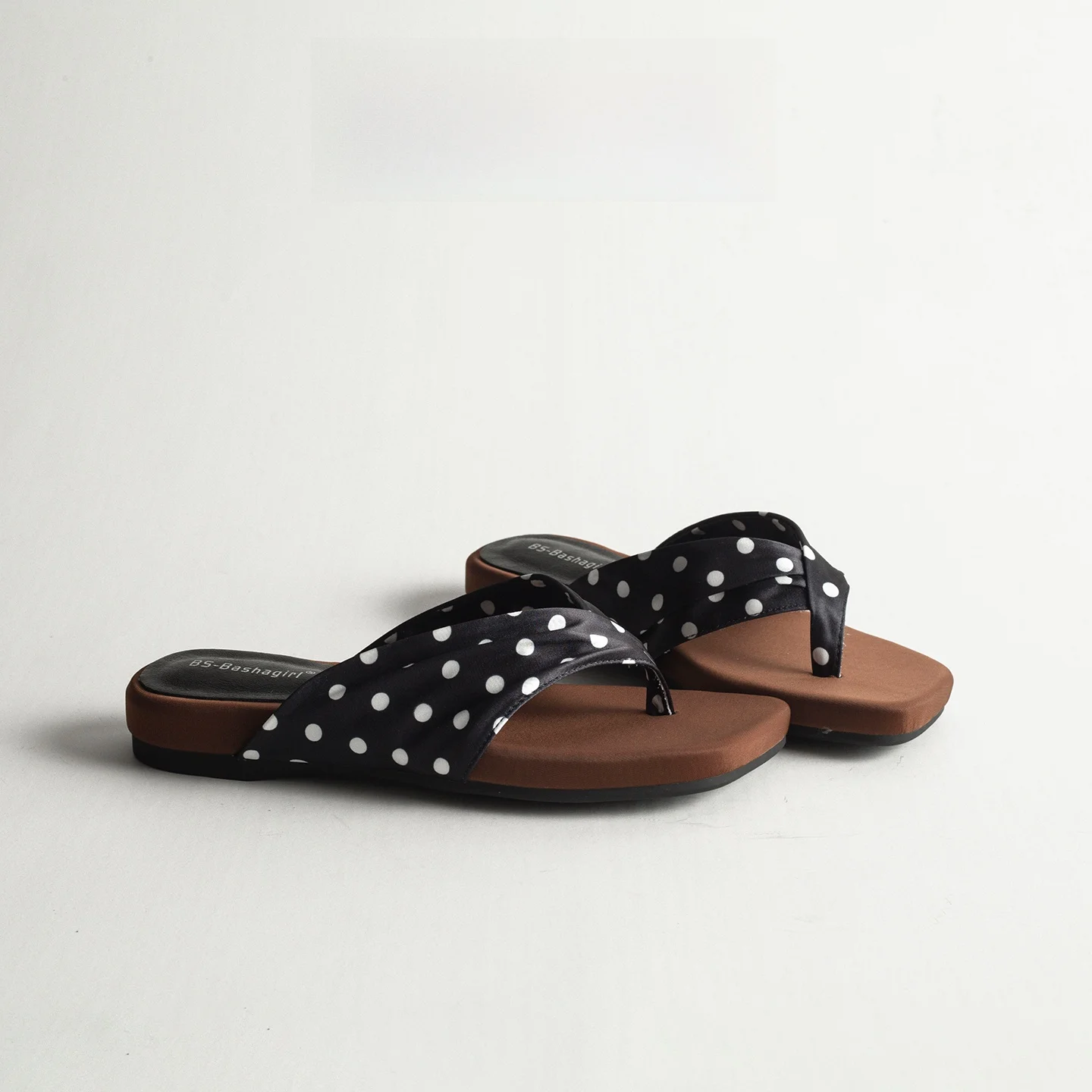 Retro Satin Polka Dot Toe Clip Flat Bottom Sandals Women Summer Outdoor Versatile Fashion Casual Beach Cool Slippers
Retro Satin Polka Dot Toe Clip Flat Bottom Sandals Women Summer Outdoor Versatile Fashion Casual Beach Cool Slippers
