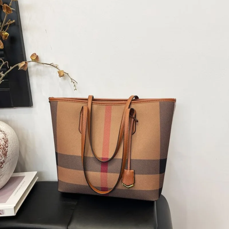 Elegant Casual Crossbody Handbag Women High End Leather Classic Paris Vintage Simple Trendy Bag
Elegant Casual Crossbody Handbag Women High End Leather Classic Paris Vintage Simple Trendy Bag