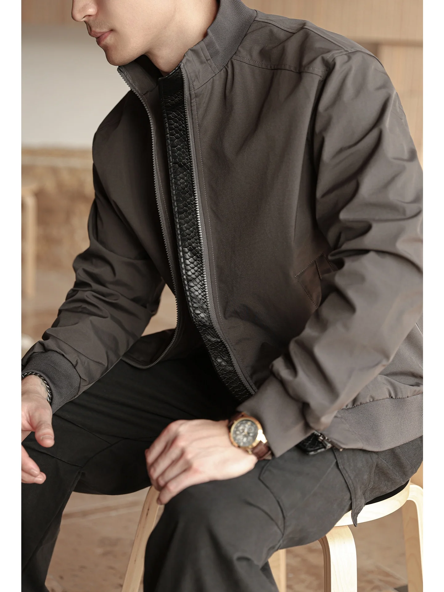 ILOX American Retro Ox Cloth Workwear Stand Collar Jaet Men's New PU Leather Collar High-End Adstrative Outerwear
ILOX American Retro Ox Cloth Workwear Stand Collar Jaet Men's New PU Leather Collar High-End Adstrative Outerwear