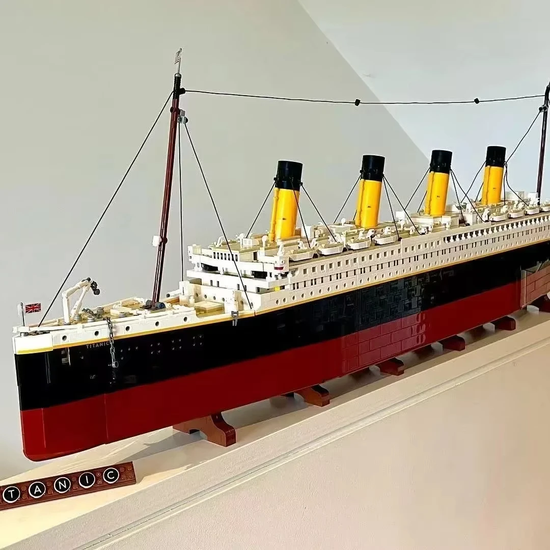 Kalein Titanic Giant Cruise Ship Model Ship Building Blocks Adult Difficult Set Assembling Toys Boys and Girls Birthday Gifts 
Kalein Titanic Giant Cruise Ship Model Ship Building Blocks Adult Difficult Set Assembling Toys Boys and Girls Birthday Gifts
