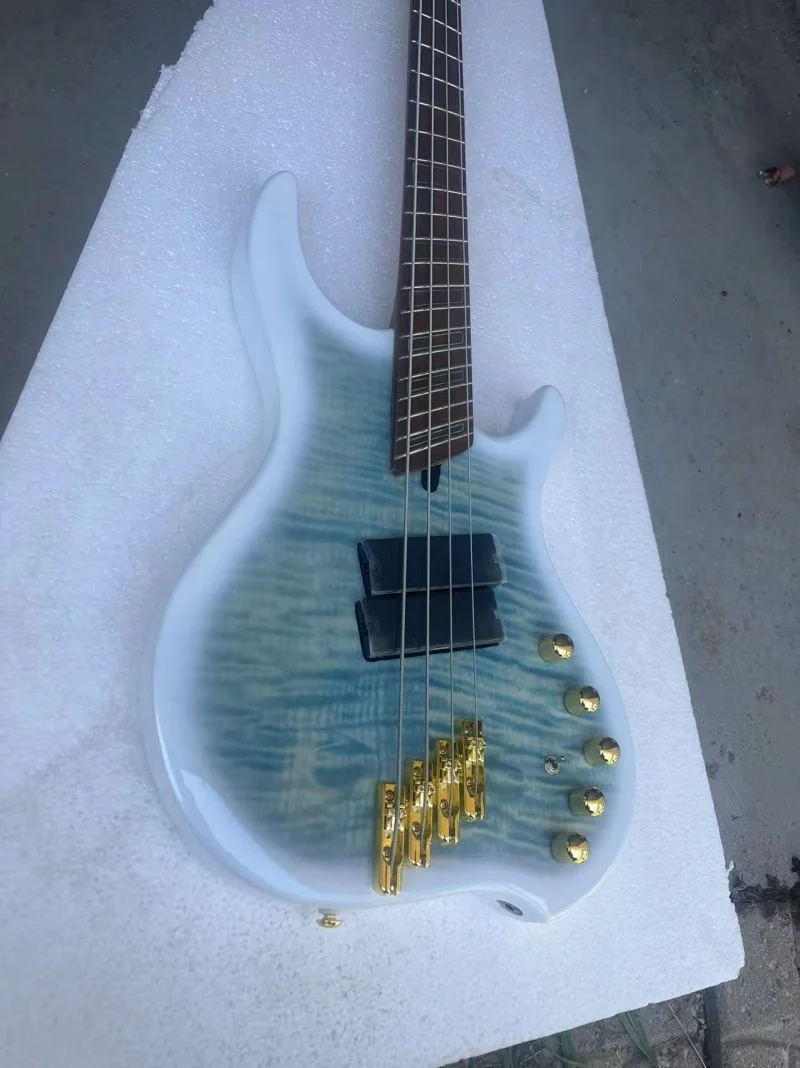 Custom 4-string electric bass, baked maple fan fretboard, gold hardware, active electronics, live photos, free shipping
Custom 4-string electric bass, baked maple fan fretboard, gold hardware, active electronics, live photos, free shipping