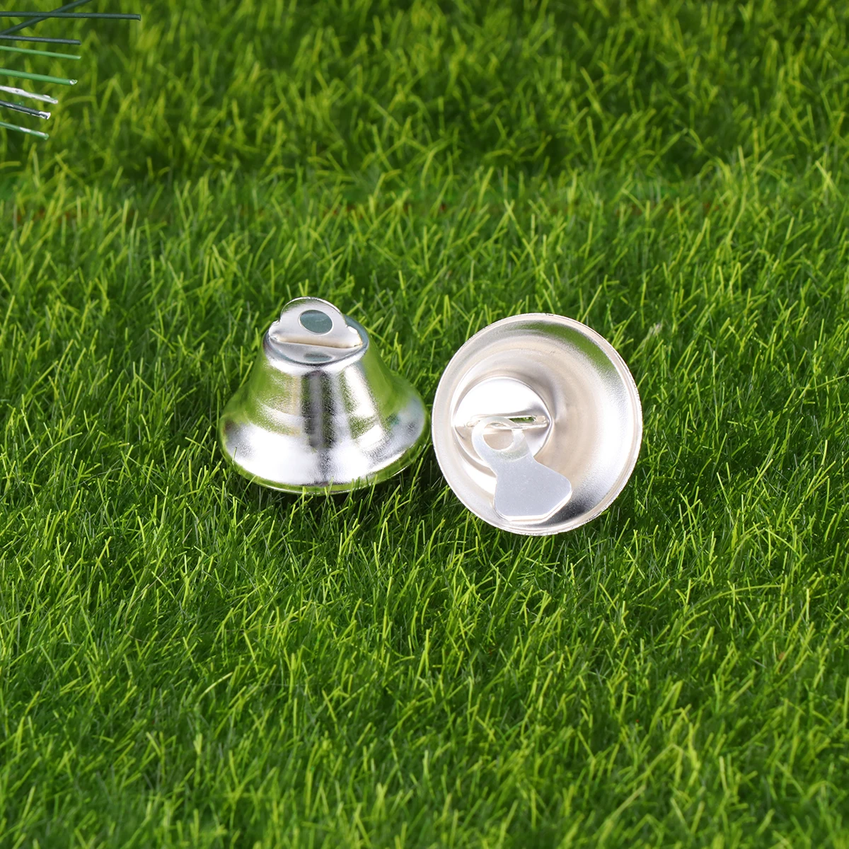 20Pcs Christmas Pendant Bell 20mm Jingle Bell Classic Design Hanging Decoration Christmas Ornament Party Craft
20Pcs Christmas Pendant Bell 20mm Jingle Bell Classic Design Hanging Decoration Christmas Ornament Party Craft