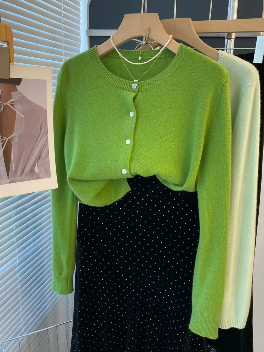 Soft Green Knitted round Neck Sweater Coat Women's Initial Autumn Buckle Sweet Style Loose Fit Long Sleeve Top
Soft Green Knitted round Neck Sweater Coat Women's Initial Autumn Buckle Sweet Style Loose Fit Long Sleeve Top