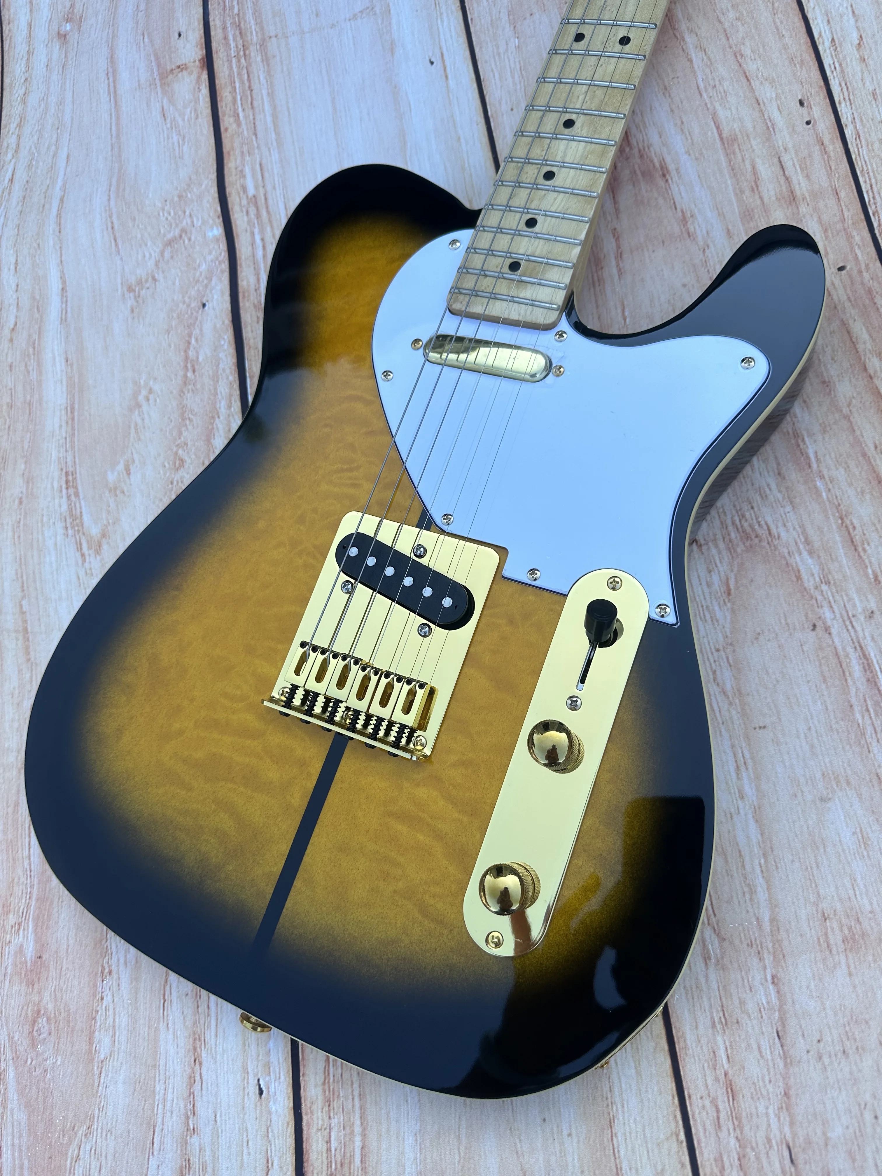 В наличии на заводе Telecast Electric Guitar, коричневые большие цветы, золотые аксессуары, по всему сэндвич, светящийся фотоэлемент
В наличии на заводе Telecast Electric Guitar, коричневые большие цветы, золотые аксессуары, по всему сэндвич, светящийся фотоэлемент