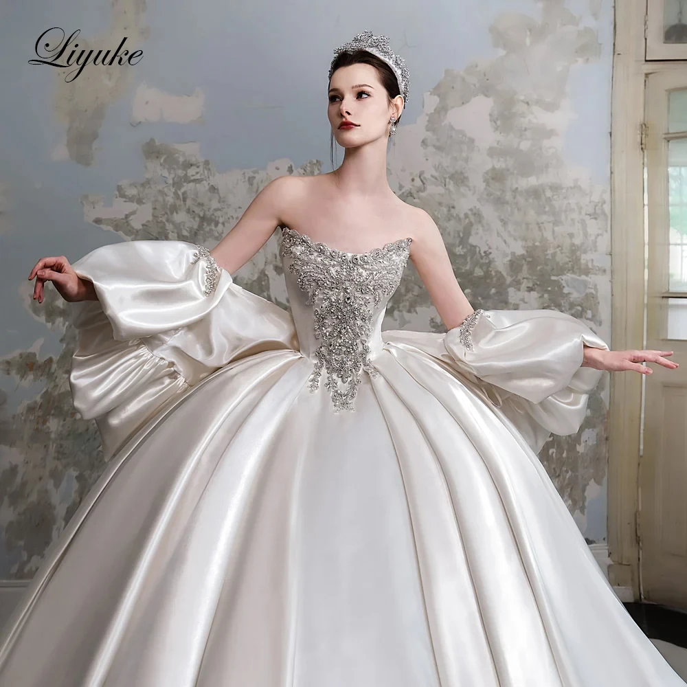 Liyuke Custom Made Elegant Satin Boat Neck Puffy Ball Gown Wedding Dresses With Beaded Pearls And Crystals Vintage Bridal Gowns
Liyuke Custom Made Elegant Satin Boat Neck Puffy Ball Gown Wedding Dresses With Beaded Pearls And Crystals Vintage Bridal Gowns