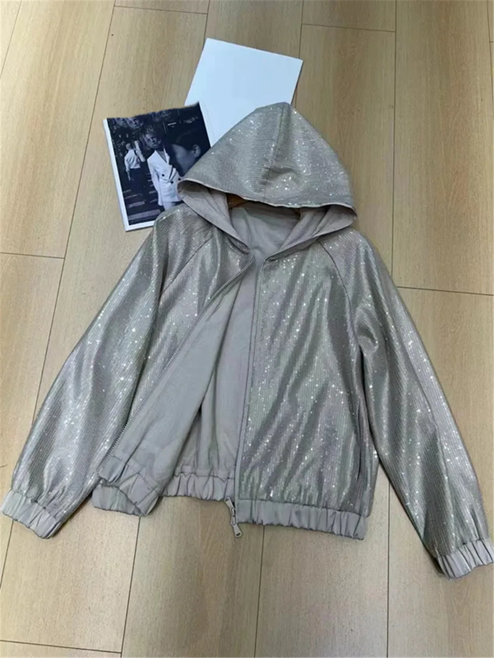 Heavy Industry Sequin Embroidery Flashing Fashion Temperament Exquisite Hooded Jacket Coat
Heavy Industry Sequin Embroidery Flashing Fashion Temperament Exquisite Hooded Jacket Coat