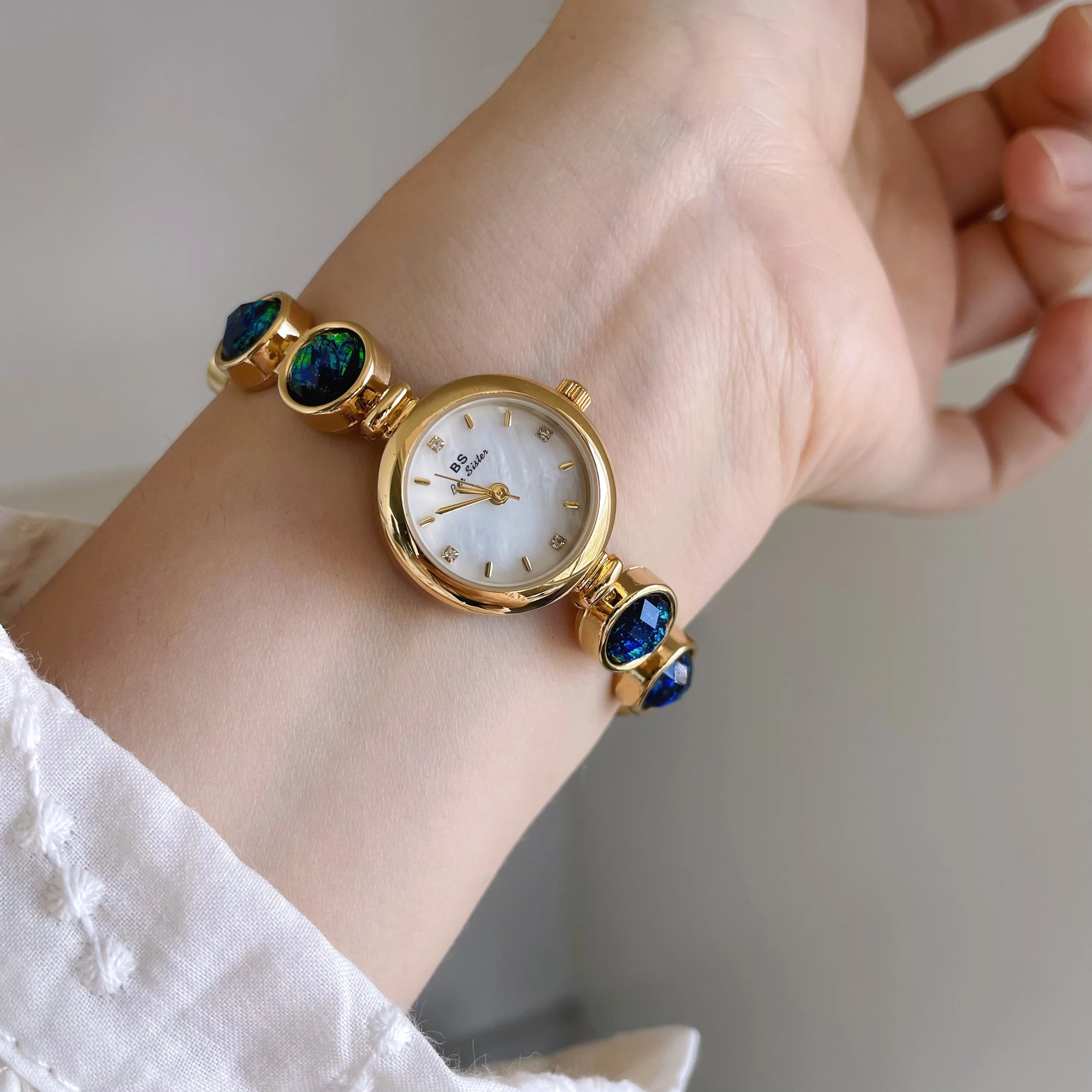 Antique women's watchelegant small gold watch with small dial, gold-plated light luxury wristwatchwomen's accessorywomen's gift.
Antique women's watchelegant small gold watch with small dial, gold-plated light luxury wristwatchwomen's accessorywomen's gift.