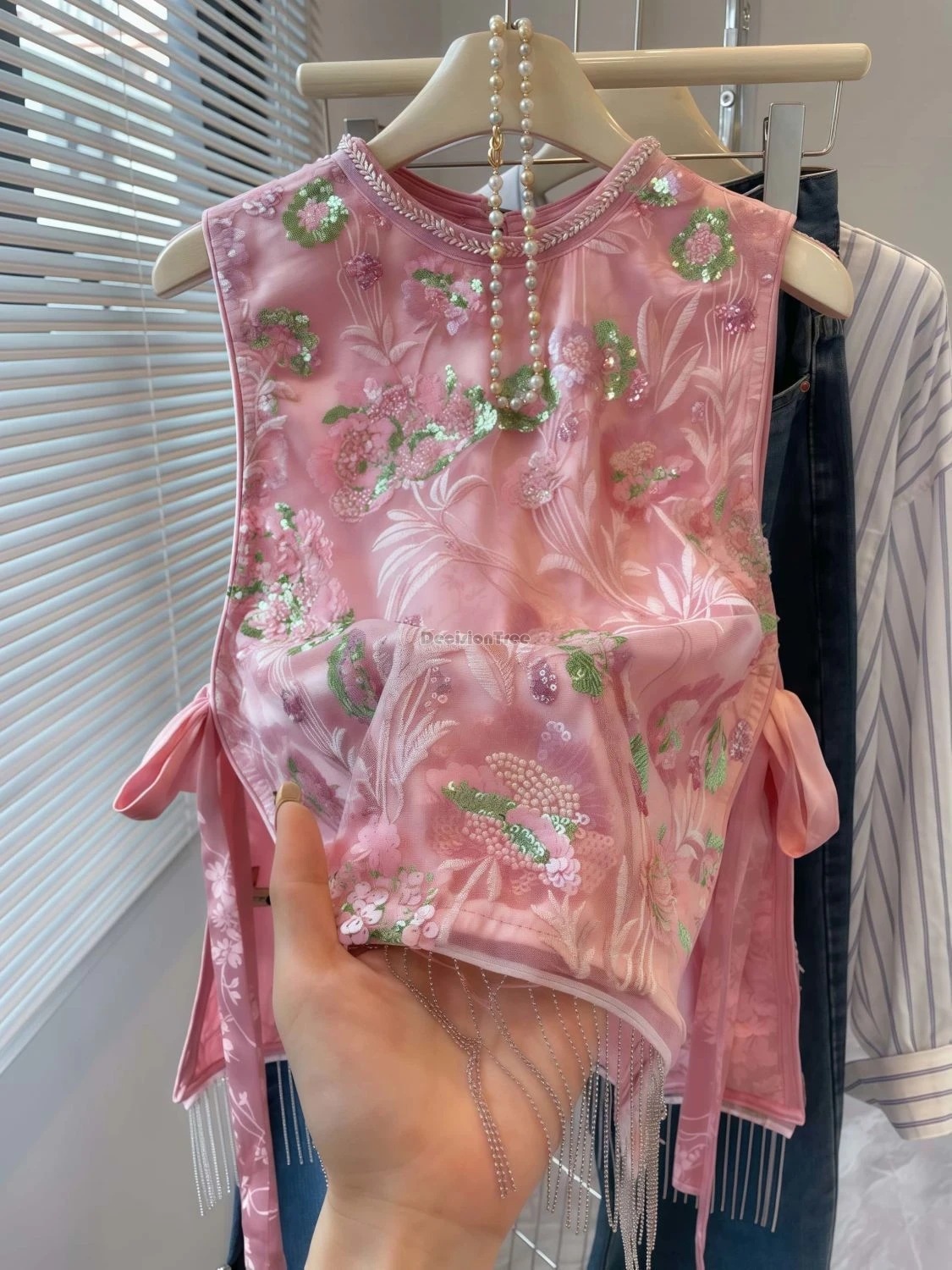 2025 new chinese improved style embroidered sleeveless vest pink retro fashion round-neck sequined yarn tang suit top for women
2025 new chinese improved style embroidered sleeveless vest pink retro fashion round-neck sequined yarn tang suit top for women