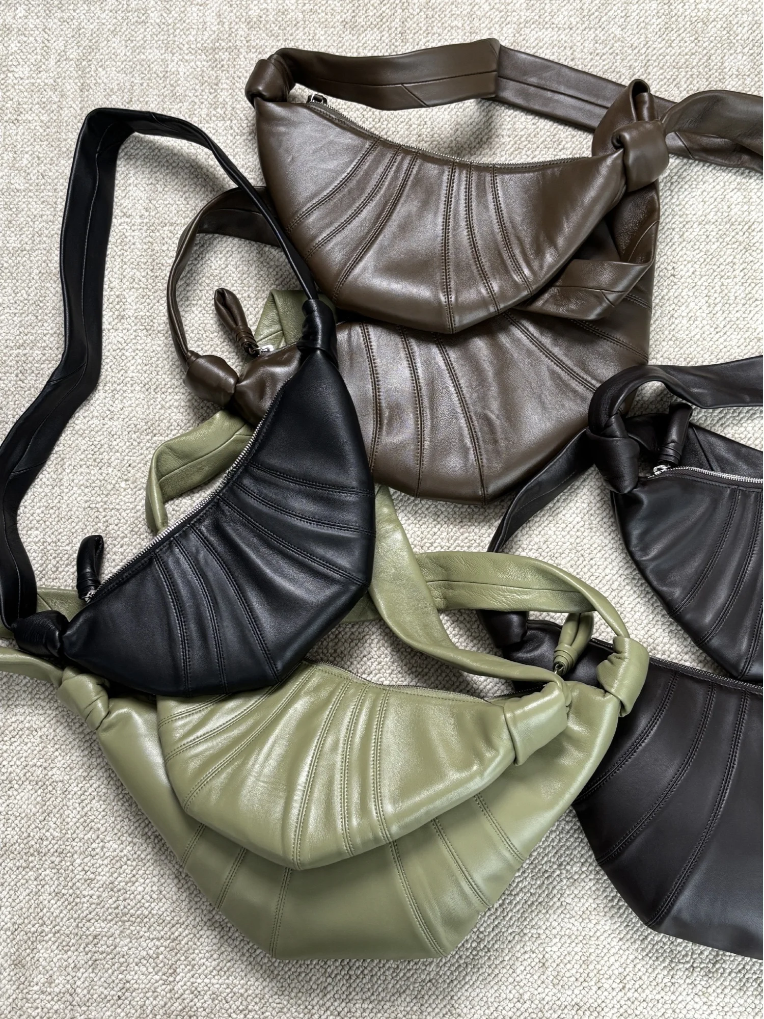 Новинка 2025 года, простой ретро-дизайн, кожаная угловая под повседневная стеганая сумка через плечо для молодых женщин, повседневная однотонная сумка-самос...
Новинка 2025 года, простой ретро-дизайн, кожаная угловая под повседневная стеганая сумка через плечо для молодых женщин, повседневная однотонная сумка-самос...