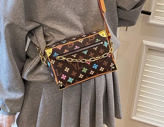 Retro Classic Iron-Foot Unisex Square Bag Stylish Trendy Single Strap Crossbody Shoulder Bag
Retro Classic Iron-Foot Unisex Square Bag Stylish Trendy Single Strap Crossbody Shoulder Bag