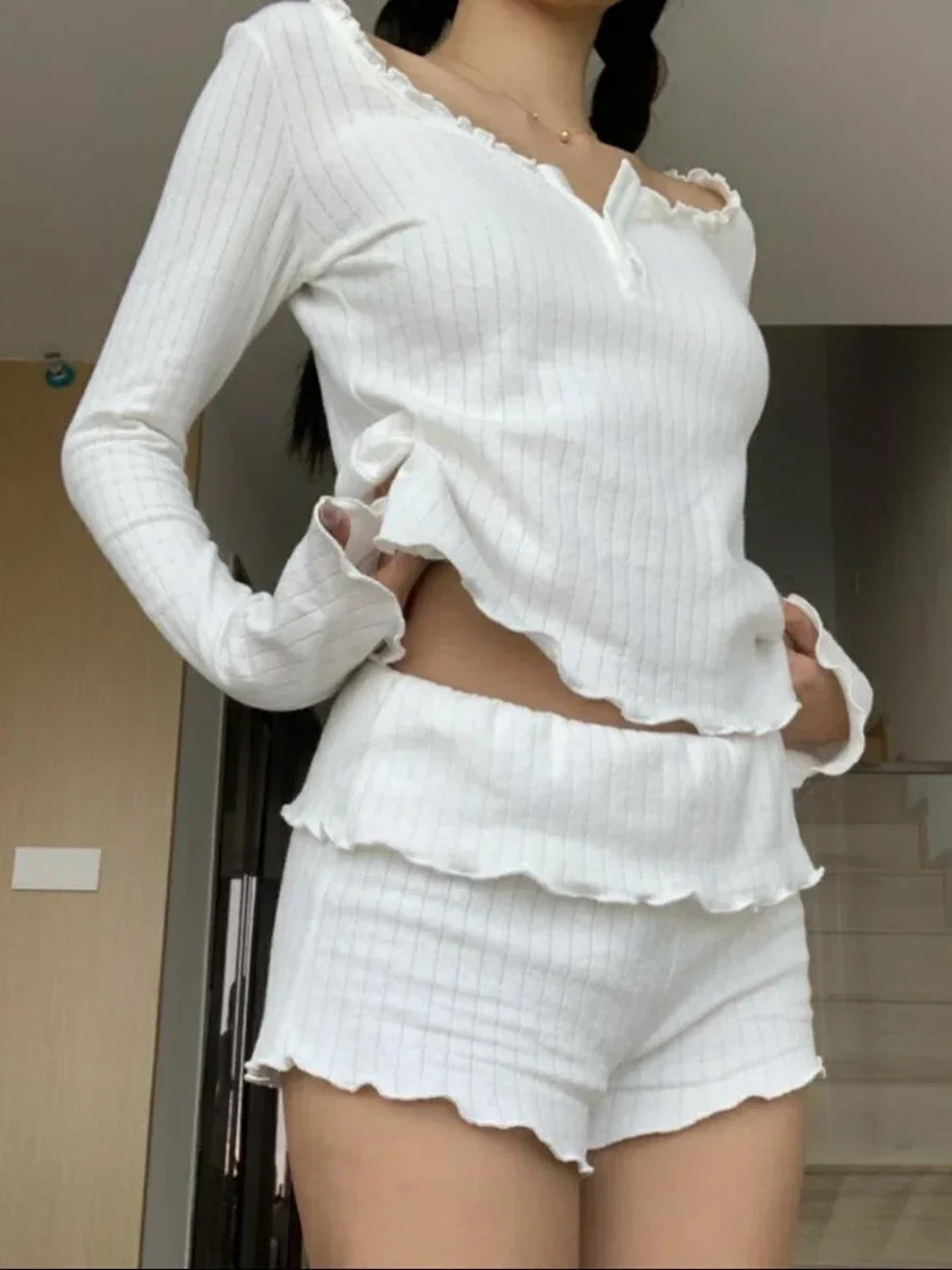 Combhasaki Women 2 Pieces Summer Y2K Outfits Solid Color Fairy Lettuce Trim Long Sleeves Tops and Elastic Shorts Club Streetwear
Combhasaki Women 2 Pieces Summer Y2K Outfits Solid Color Fairy Lettuce Trim Long Sleeves Tops and Elastic Shorts Club Streetwear