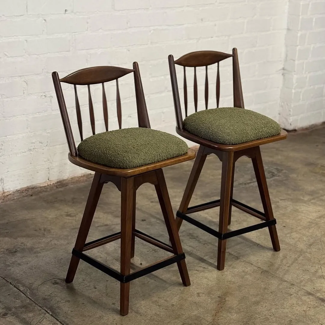 Nordic solid wood rotatable bar chair Home bar chair Modern simple high stool Horn backrest Light luxury chair
Nordic solid wood rotatable bar chair Home bar chair Modern simple high stool Horn backrest Light luxury chair