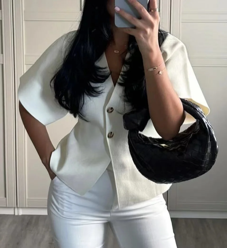 2024 New Autum Women's European and American Style Fashionable Flat-Needle Short-Sleeved V-Neck Knitted Jacket Street Style Top
2024 New Autum Women's European and American Style Fashionable Flat-Needle Short-Sleeved V-Neck Knitted Jacket Street Style Top