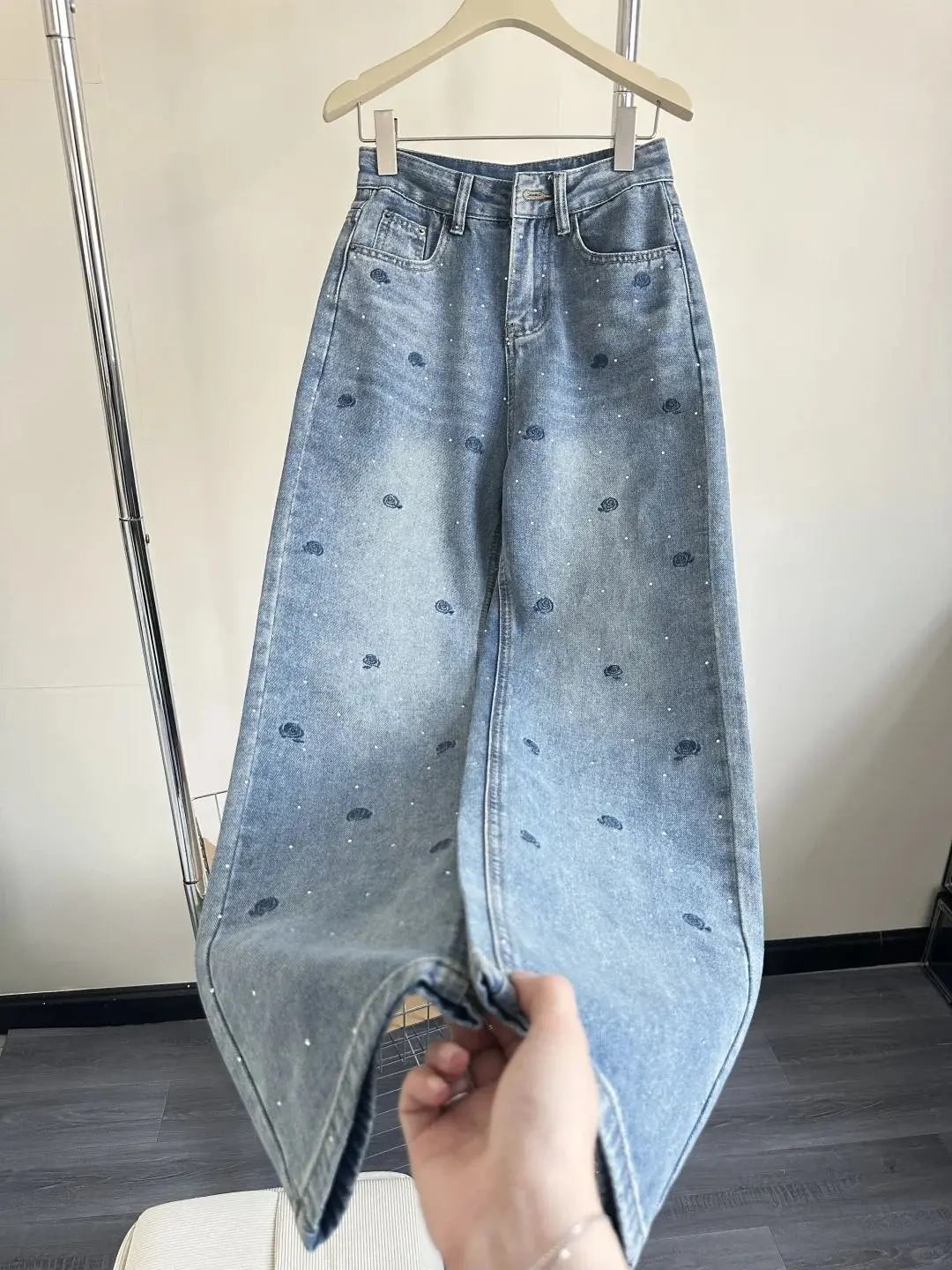 Women Denim Pants Print Button Pockets Vintage Trousers Washed Diamonds Straight Pant Casual Streetwear Jeans Autumn Winter
Women Denim Pants Print Button Pockets Vintage Trousers Washed Diamonds Straight Pant Casual Streetwear Jeans Autumn Winter
