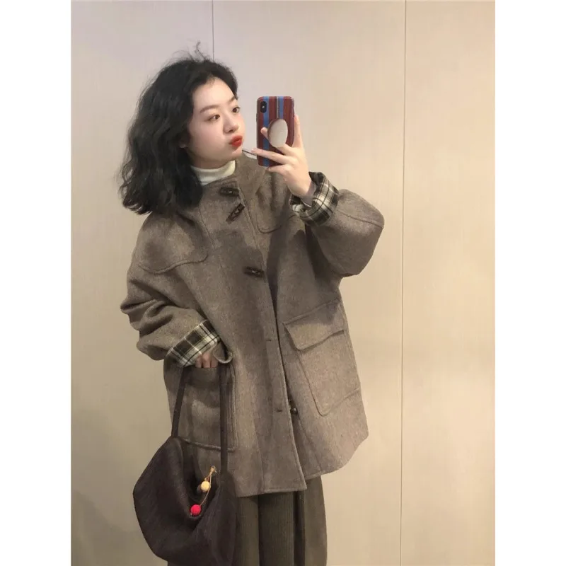 Fall/Winter 2024 New Horn Button Hooded Coat Women's Fashion Tren Loose And Thin Solid Color Woolen Coat Simple Commute
Fall/Winter 2024 New Horn Button Hooded Coat Women's Fashion Tren Loose And Thin Solid Color Woolen Coat Simple Commute