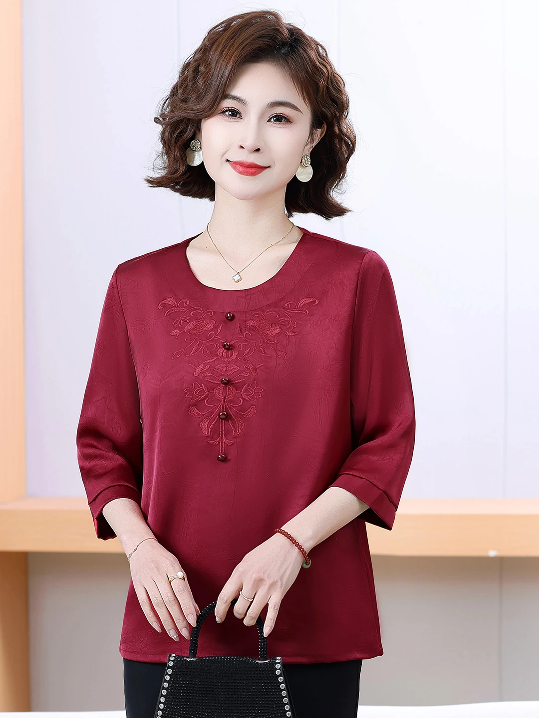 Summer New Embroidered Silk Short Top for Middle-Aged And Elderly Women Breathable Lightweight Easy to Clean Loose Fit T-Shirt
Summer New Embroidered Silk Short Top for Middle-Aged And Elderly Women Breathable Lightweight Easy to Clean Loose Fit T-Shirt