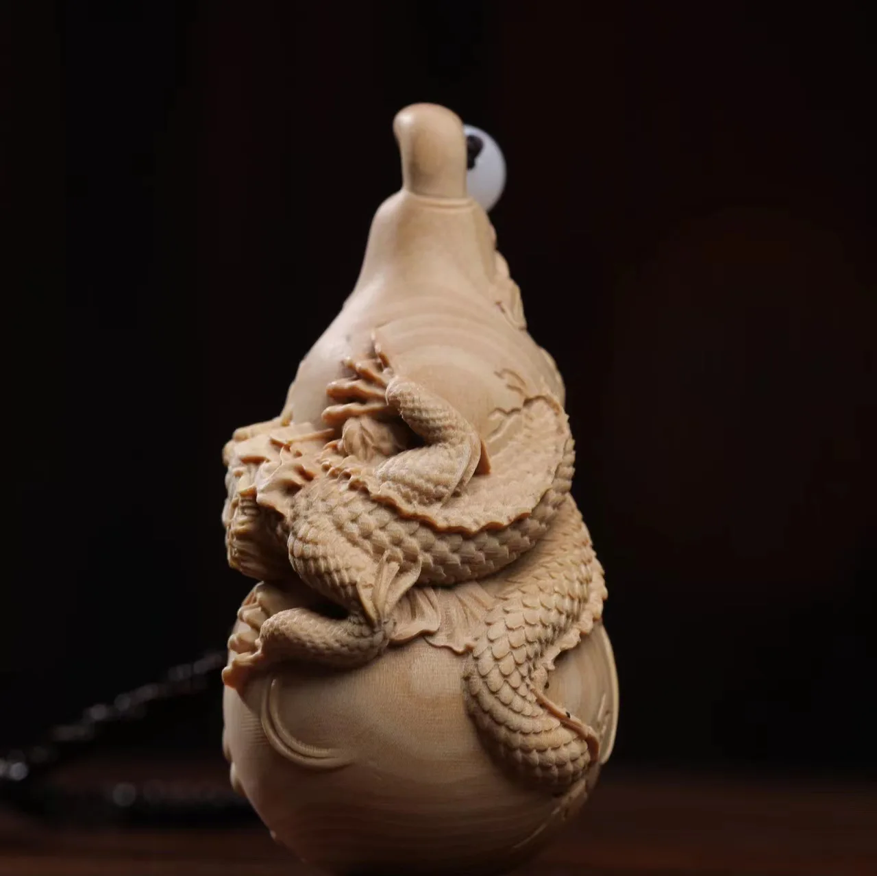 Dragon gourd zodiac dragon lobular boxwood carving hand handle pendant Wenwan car hanging car decoration
Dragon gourd zodiac dragon lobular boxwood carving hand handle pendant Wenwan car hanging car decoration