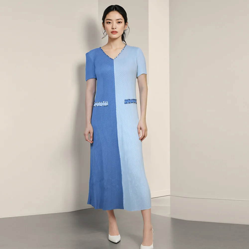Fashion V-neck fish scale pleated dress women's haute couture French contrasting color temperament medium and long dress fashion
Fashion V-neck fish scale pleated dress women's haute couture French contrasting color temperament medium and long dress fashion