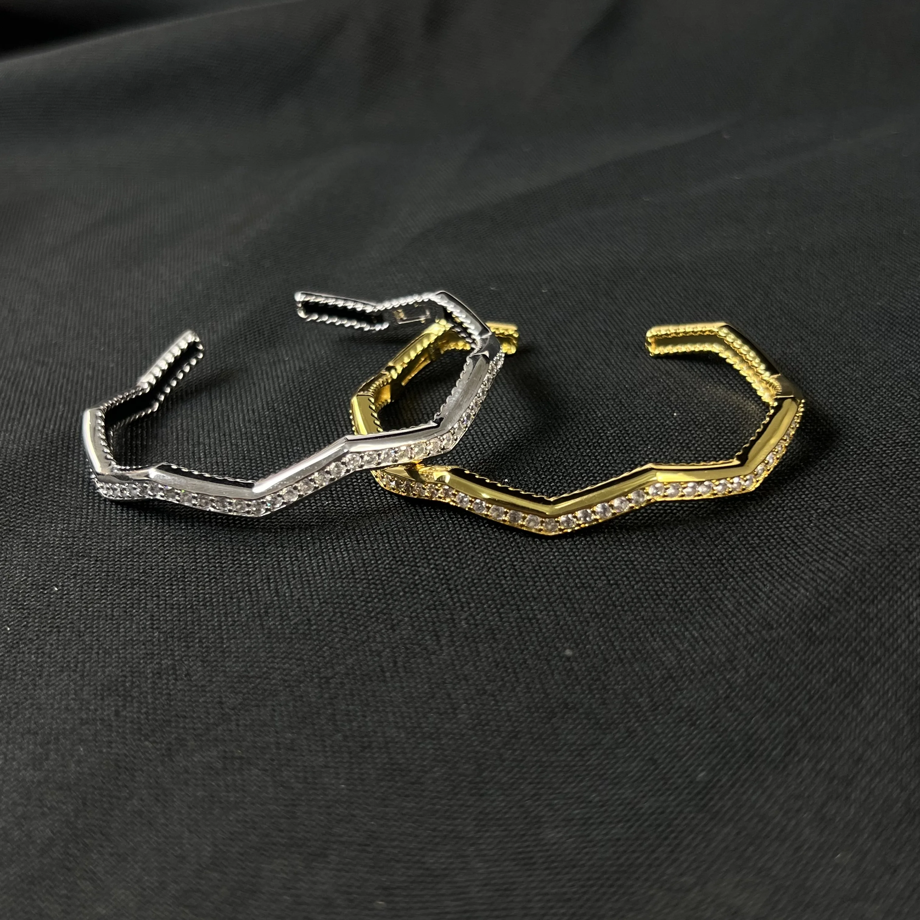 S925 серебро 2025 новый 5 мм однорядный браслет-манжета с бриллиантами и волнами нейтральный модный тренд ретро индивидуальные роскошные ювелирные изделия
S925 серебро 2025 новый 5 мм однорядный браслет-манжета с бриллиантами и волнами нейтральный модный тренд ретро индивидуальные роскошные ювелирные изделия