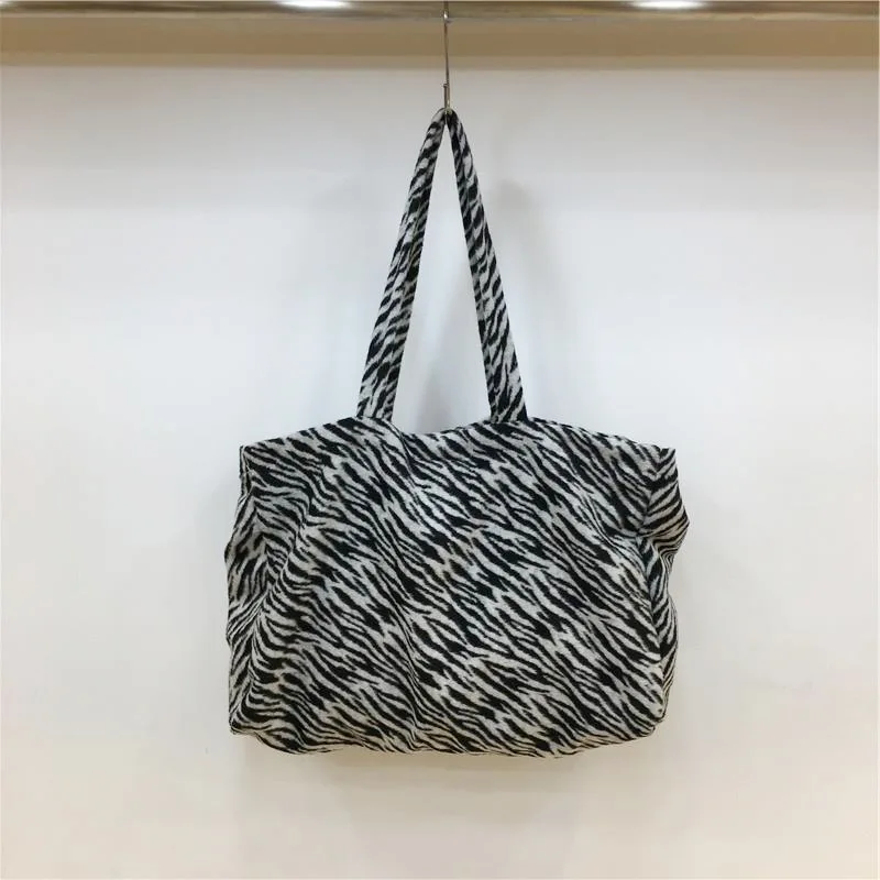 YIFAN Japanese Casual Shoulder Bag Retro Lightweight Commuter Canvas Bags Large Capacity Versatile Texture Storage Bags Winter
YIFAN Japanese Casual Shoulder Bag Retro Lightweight Commuter Canvas Bags Large Capacity Versatile Texture Storage Bags Winter