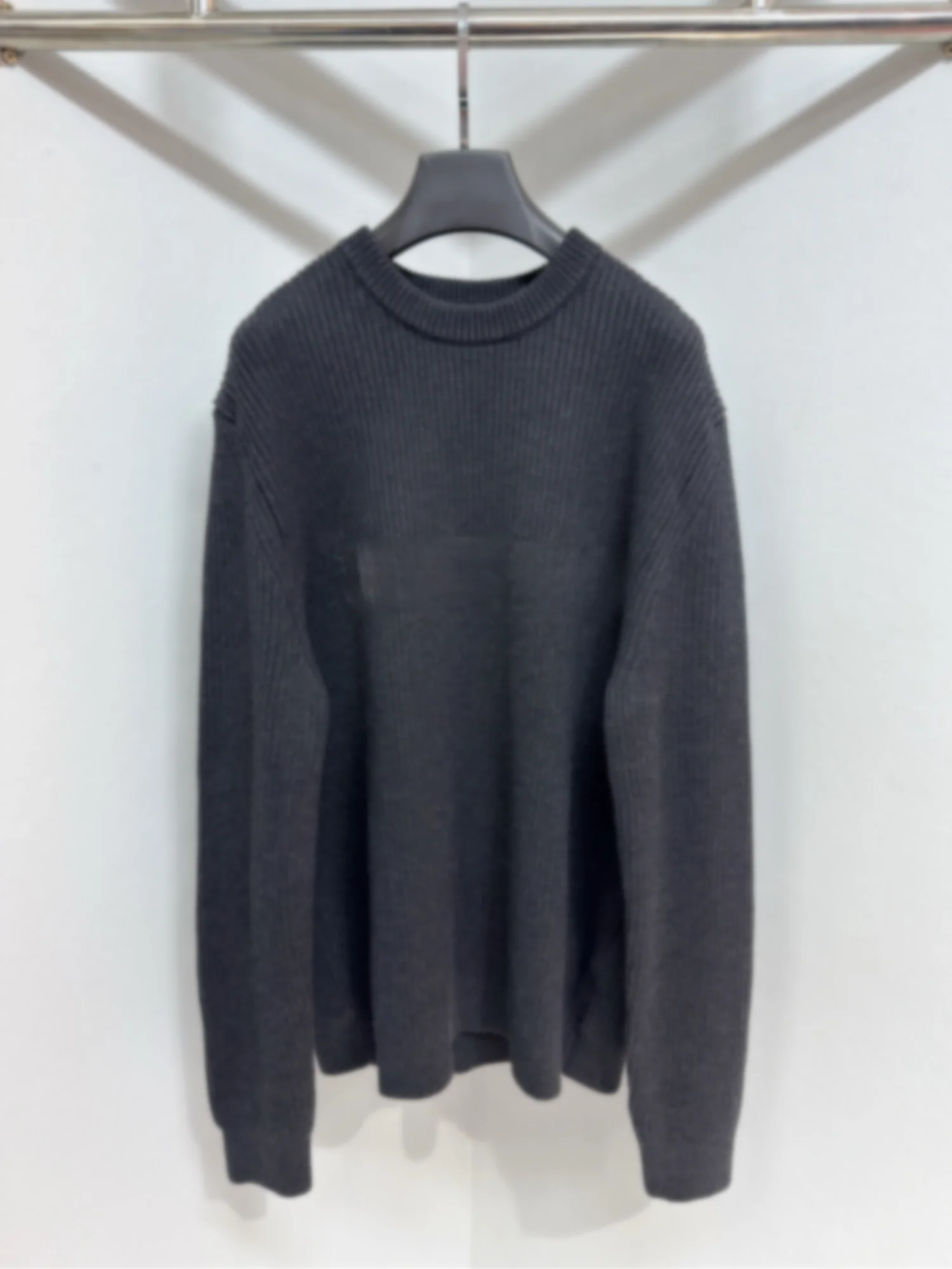 Вязаный свитер Camere весна 2026: модный, с вышивкой букв спереди, свободный крой, длинный рукав, круглый вырез, деформируемый (не мнется)
Вязаный свитер Camere весна 2026: модный, с вышивкой букв спереди, свободный крой, длинный рукав, круглый вырез, деформируемый (не мнется)