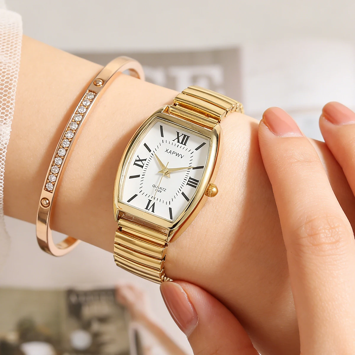 Barrel-Shaped Women's Quartz Watch, Fashionable Casual Elastic Band, Versatile and Simple Style Wristwatch
Barrel-Shaped Women's Quartz Watch, Fashionable Casual Elastic Band, Versatile and Simple Style Wristwatch