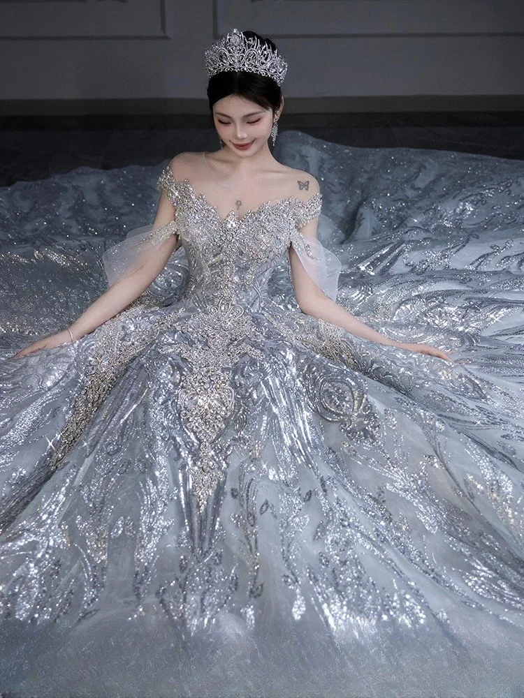 A new one-shoulder dress with large tail light luxury and niche main fabric
A new one-shoulder dress with large tail light luxury and niche main fabric