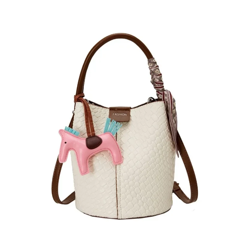 High Quality and High Appearance Levelv Leather Style Retro Fashion Texture Contrast Color Bucket Bag Summer Niche Crossbody Bag
High Quality and High Appearance Levelv Leather Style Retro Fashion Texture Contrast Color Bucket Bag Summer Niche Crossbody Bag