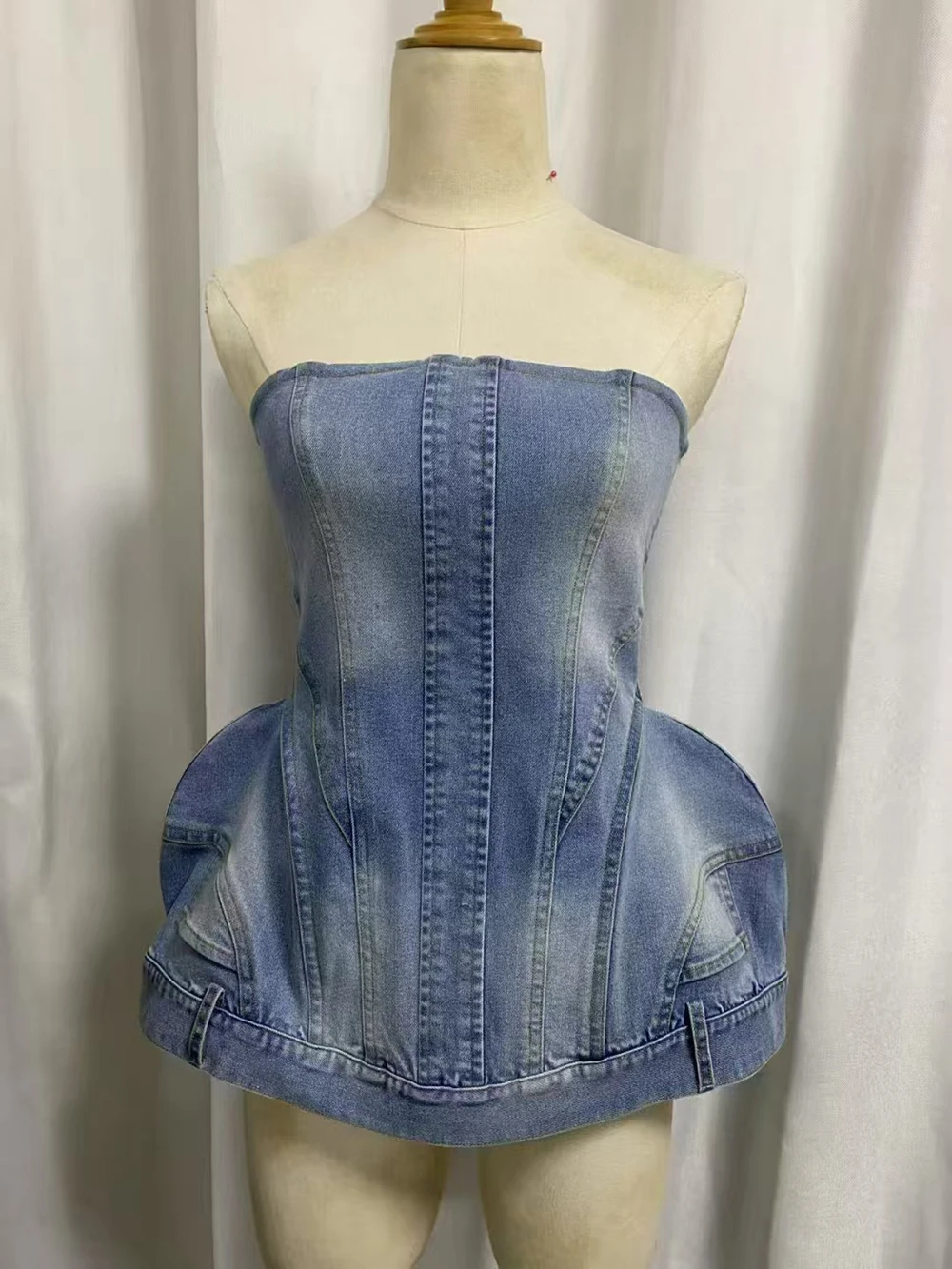 2025 Summer New Arrivals Sexy Chic Fashionable Niche Distressed Washed Denim Fishbone Waist Tube Top-GZDL094
2025 Summer New Arrivals Sexy Chic Fashionable Niche Distressed Washed Denim Fishbone Waist Tube Top-GZDL094