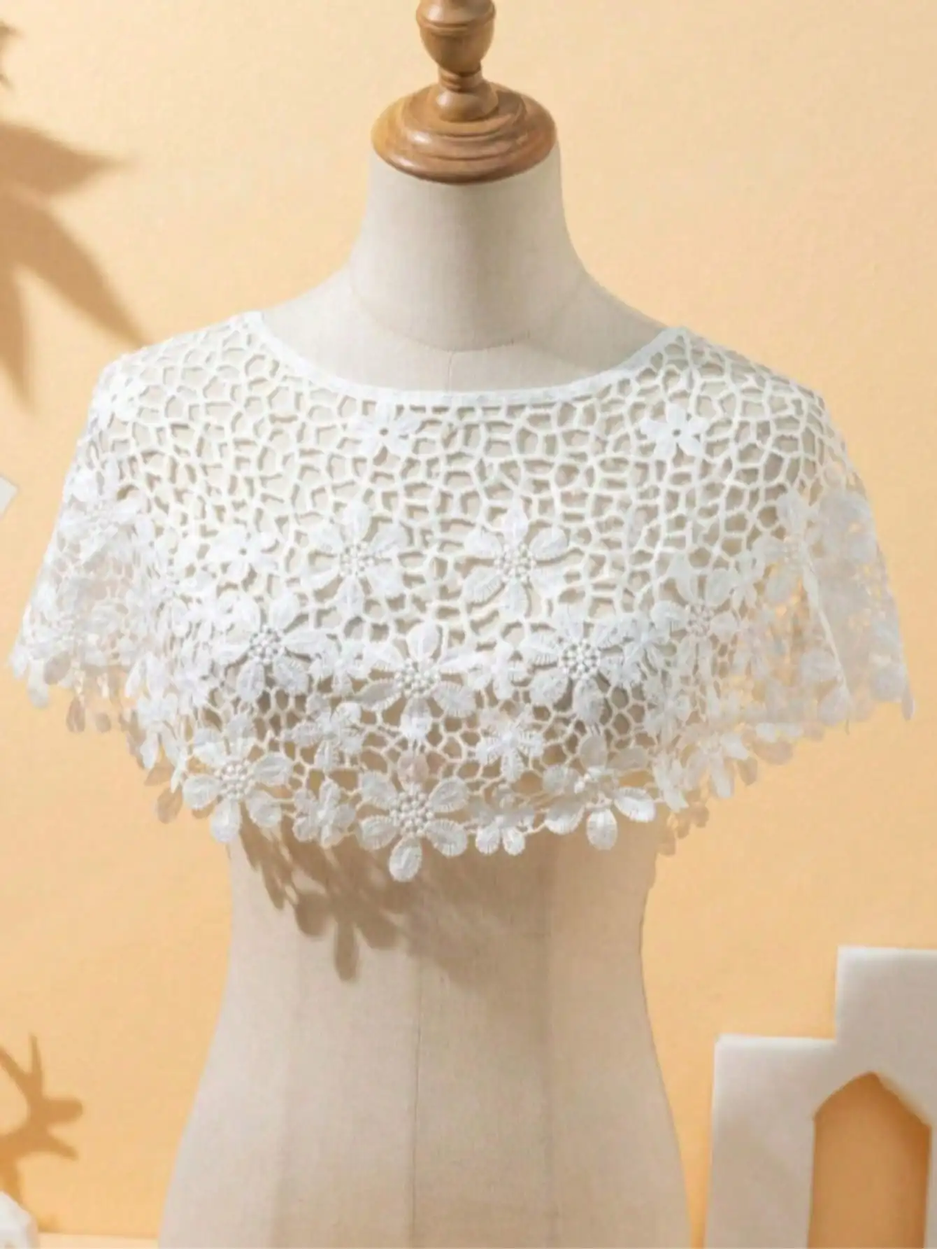 1pc Women's White Floral Crochet Hollow-Out Knit Versatile Cardigan Jacket, Decorative Collar Shawl Suitable For Party And Daily Wear
1pc Women's White Floral Crochet Hollow-Out Knit Versatile Cardigan Jacket, Decorative Collar Shawl Suitable For Party And Daily Wear