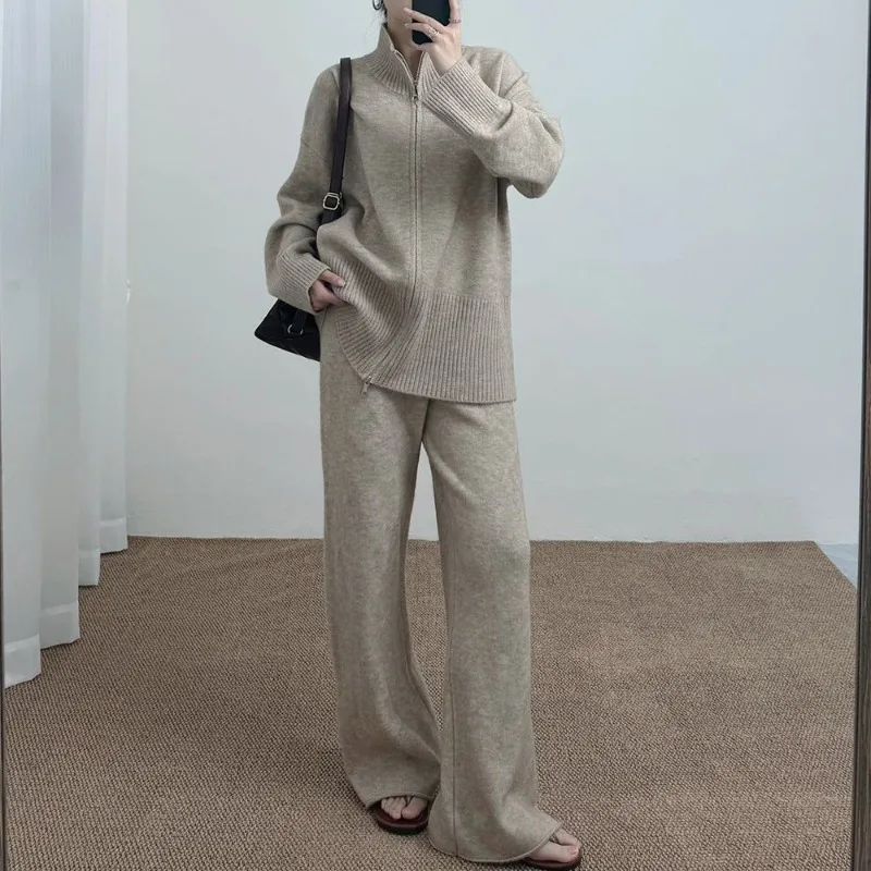 Повседневный свободный однотонный вязаный кардиган с воротником-стойкой и двойной молнией + брюки с эластичной резинкой на талии, комплект из 2 предметов, новый осенне-зимний женский костюм
Повседневный свободный однотонный вязаный кардиган с воротником-стойкой и двойной молнией + брюки с эластичной резинкой на талии, комплект из 2 предметов, новый осенне-зимний женский костюм