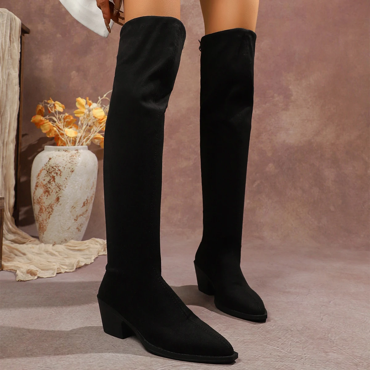 Осенне-зимние женские эластичные сапоги до колена на квадратном каблуке, сексуальные замшевые сапоги выше колена на высоком каблуке с острым носком
Осенне-зимние женские эластичные сапоги до колена на квадратном каблуке, сексуальные замшевые сапоги выше колена на высоком каблуке с острым носком