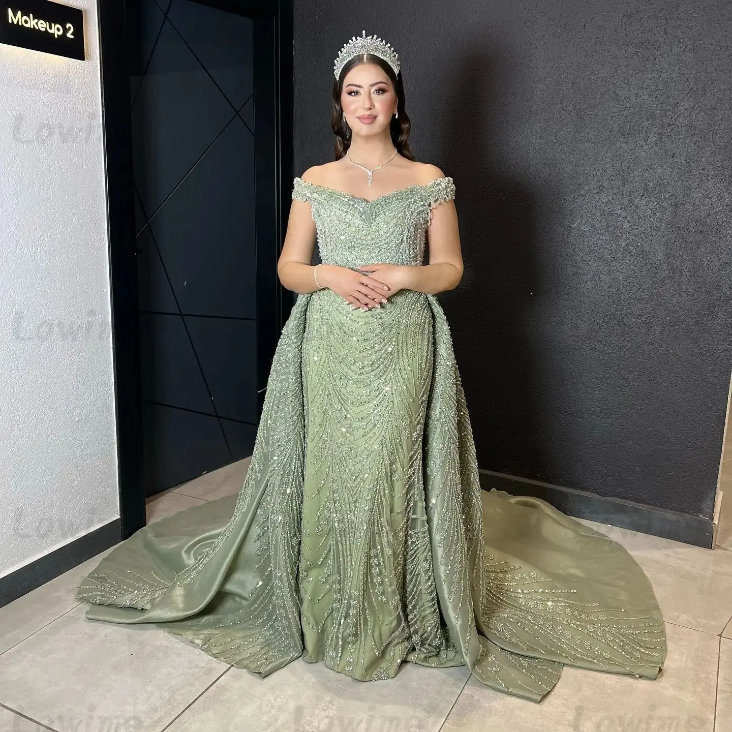 Индивидуальные платья для выпускного вечера шалфейного зеленого цвета с открытыми плечами и съемным шлейфом, арабские пышные вечерние платья, расшитые бисером и блестками, вечернее платье
Индивидуальные платья для выпускного вечера шалфейного зеленого цвета с открытыми плечами и съемным шлейфом, арабские пышные вечерние платья, расшитые бисером и блестками, вечернее платье