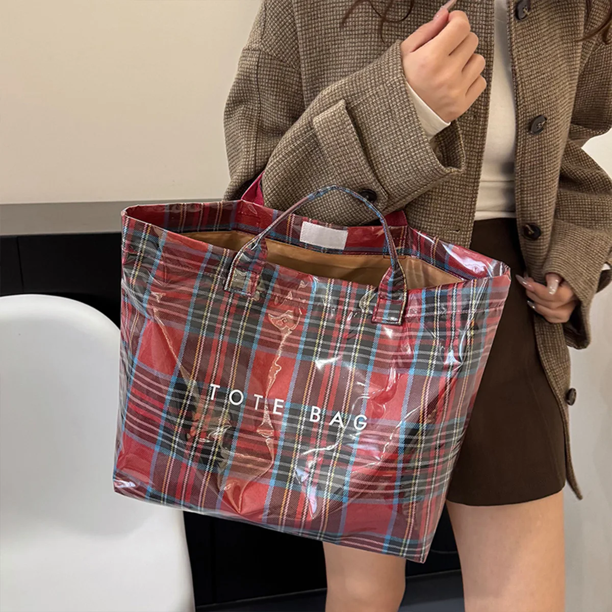 Классическая прозрачная большая сумка из ПВХ с буквенным логотипом и клетчатым узором, большая вместимость, легкая на липучке, водонепроницаемая, из искусственной кожи для ежедневного использования
Классическая прозрачная большая сумка из ПВХ с буквенным логотипом и клетчатым узором, большая вместимость, легкая на липучке, водонепроницаемая, из искусственной кожи для ежедневного использования