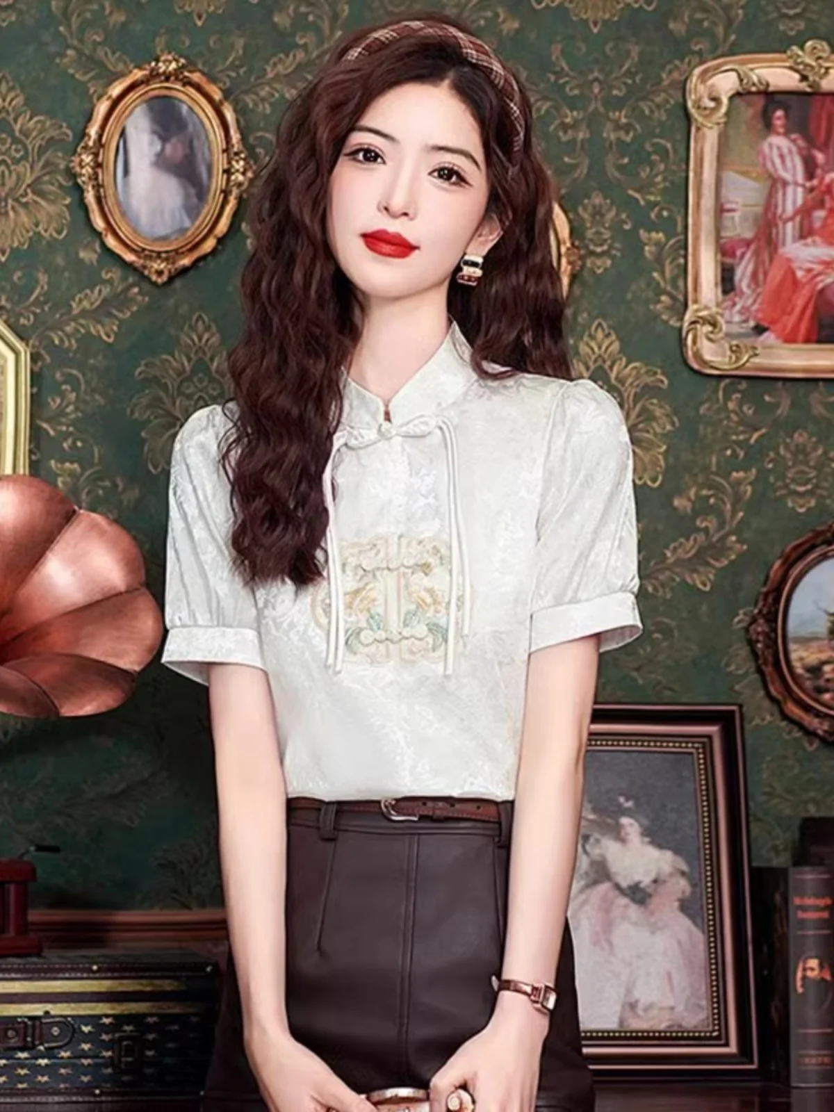 New Chinese Sle ort Sve Embroidered Satin Floral irt Women Summer Retro National Trend Stand Collar Top
New Chinese Sle ort Sve Embroidered Satin Floral irt Women Summer Retro National Trend Stand Collar Top