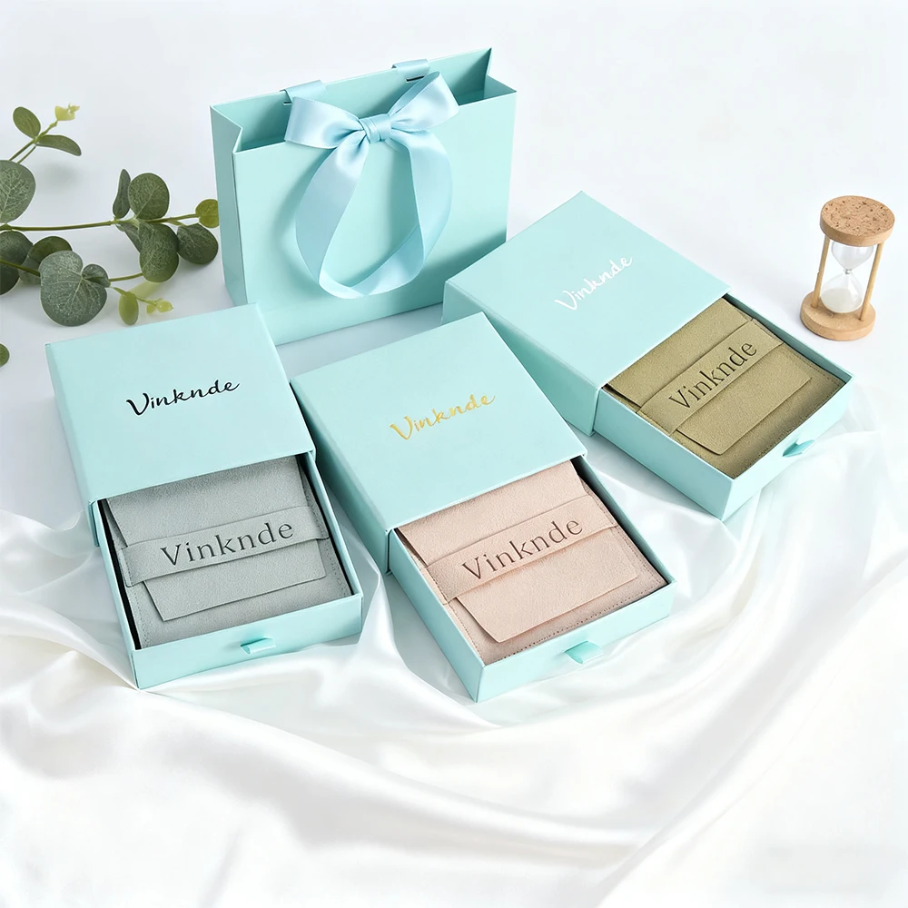 50Pcs Custom Jewelry Gift Box Microfiber Flip Bag Bulk Blue Kraft Jewellry Cardboard Boxes for Necklace Earring Bracelet Storage
50Pcs Custom Jewelry Gift Box Microfiber Flip Bag Bulk Blue Kraft Jewellry Cardboard Boxes for Necklace Earring Bracelet Storage