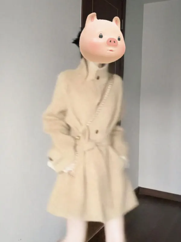 Корейское винтажное модное шерстяное пальто средней длины с воротником-стойкой, молодежное, трендовое, с поясом, для зимних поездок на работу, свободного кроя
Корейское винтажное модное шерстяное пальто средней длины с воротником-стойкой, молодежное, трендовое, с поясом, для зимних поездок на работу, свободного кроя